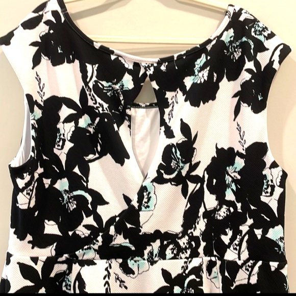 EUC TORRID FLORAL DRESS 4X - Picture 3 of 5